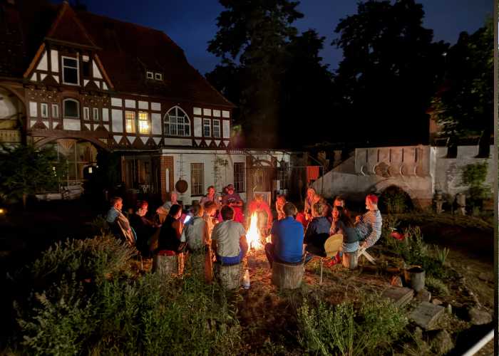 Menschen treffen sich zum Austausch und Ehrenamt